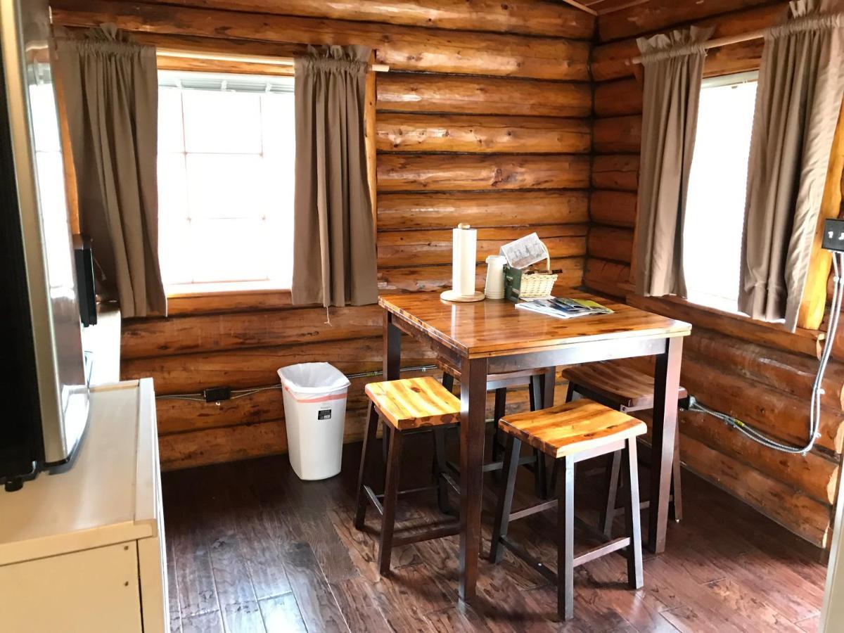 Gwin'S Lodge & Roadhouse Cooper Landing Екстериор снимка